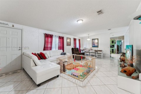 House in Clewiston, Florida 4 bedrooms № 1685758 - photo 8