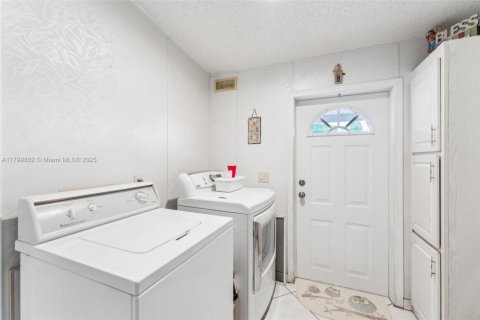 House in Clewiston, Florida 4 bedrooms № 1685758 - photo 13