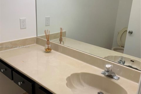 Снять в аренду таунхаус в Дорал, Флорида 3 спальни, 159.05м2, № 2035085 - фото 3