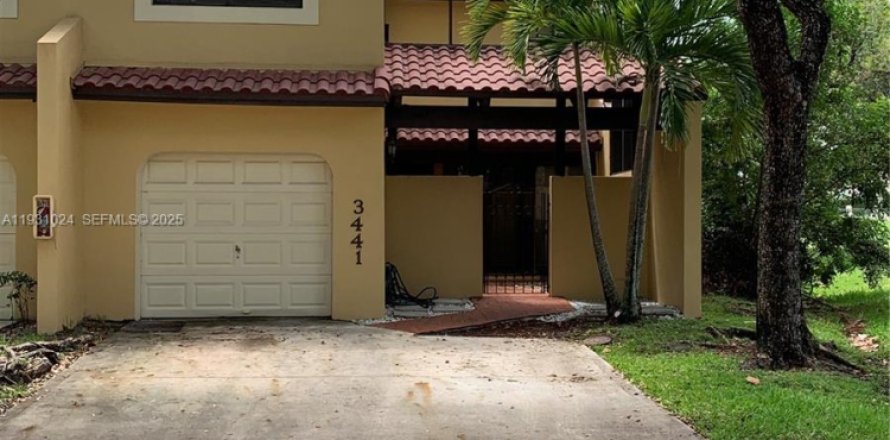 Таунхаус в Дорал, Флорида 3 спальни, 159.05м2 № 2035085