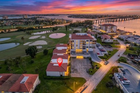 Condominio en Saint Petersburg, Florida, 2 dormitorios  № 2406756