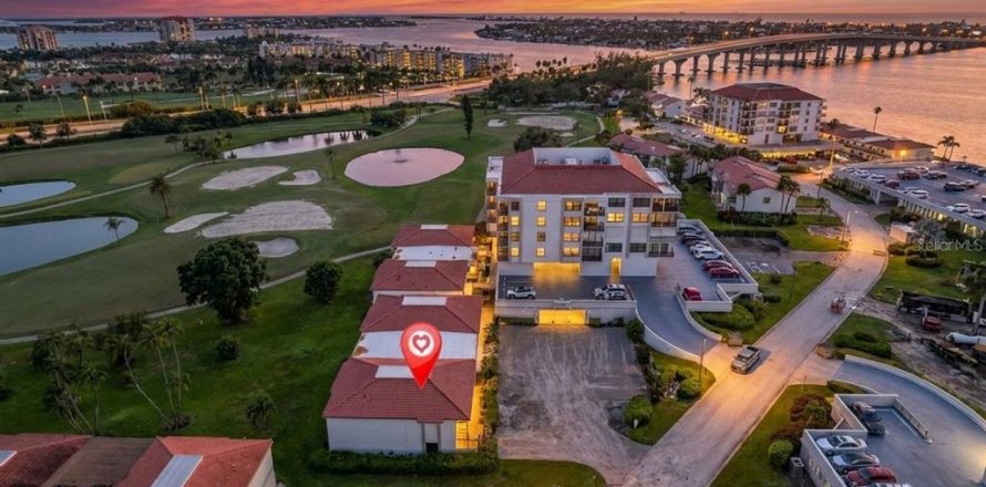 Condominio en Saint Petersburg, Florida, 2 dormitorios  № 2406756
