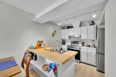 Townhouse in Wilton Manors, Florida 2 bedrooms, 111.48 sq.m. № 2260350 - photo 3