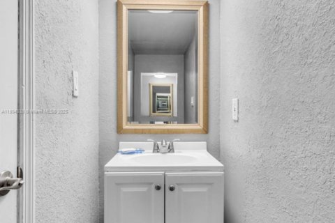 Condo in Miami, Florida, 4 bedrooms  № 1946992 - photo 13