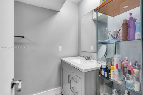 Condo in Miami, Florida, 4 bedrooms  № 1946992 - photo 26