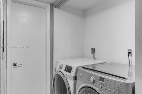 Condo in Miami, Florida, 4 bedrooms  № 1946992 - photo 11