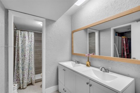 Condo in Miami, Florida, 4 bedrooms  № 1946992 - photo 19