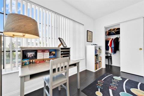 Copropriété à vendre à Bay Harbor Islands, Floride: 2 chambres, 101.36 m2 № 1985243 - photo 21