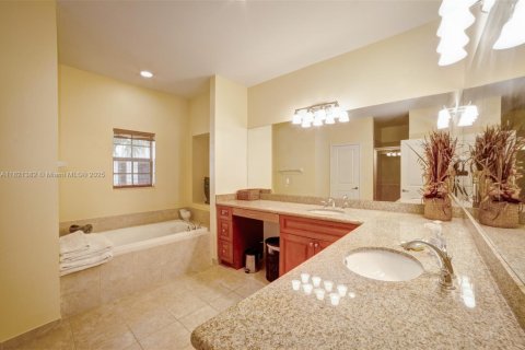 Townhouse in Dania Beach, Florida 3 bedrooms, 237.64 sq.m. № 1781674 - photo 14