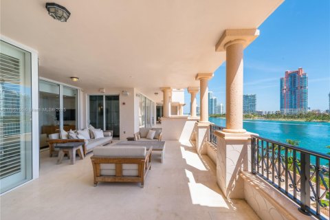 Condo in Fisher Island, Florida, 5 bedrooms № 1959073 - photo 14