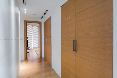 Condo in Fisher Island, Florida, 5 bedrooms № 1959073 - photo 23