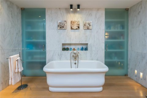 Condo in Fisher Island, Florida, 5 bedrooms № 1959073 - photo 21