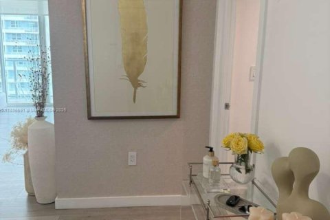 Condo in Miami, Florida, 2 bedrooms № 2191358 - photo 2