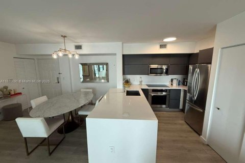 Condo in Miami, Florida, 2 bedrooms № 2191358 - photo 3