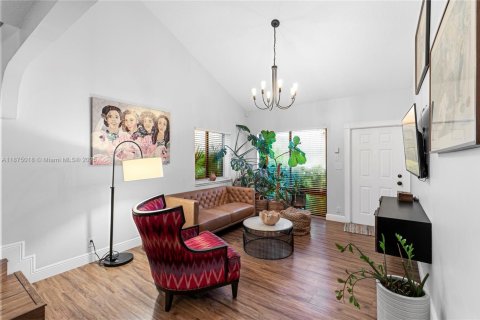 House in Sunrise, Florida 3 bedrooms, 140.1 sq.m. № 1923895 - photo 3