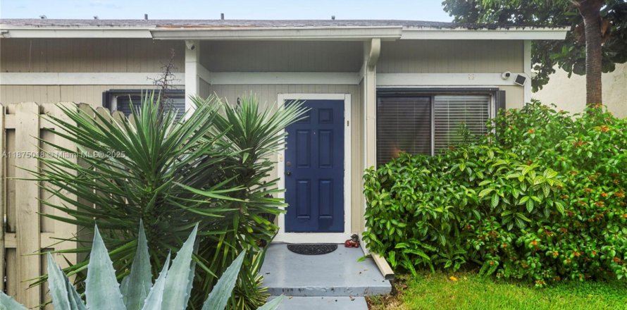 House in Sunrise, Florida 3 bedrooms, 140.1 sq.m. № 1923895