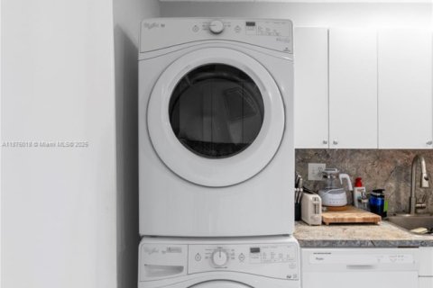 House in Sunrise, Florida 3 bedrooms, 140.1 sq.m. № 1923895 - photo 10