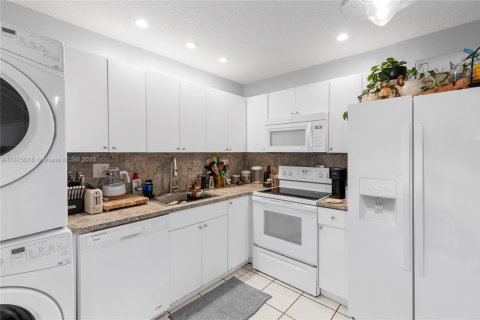 House in Sunrise, Florida 3 bedrooms, 140.1 sq.m. № 1923895 - photo 8