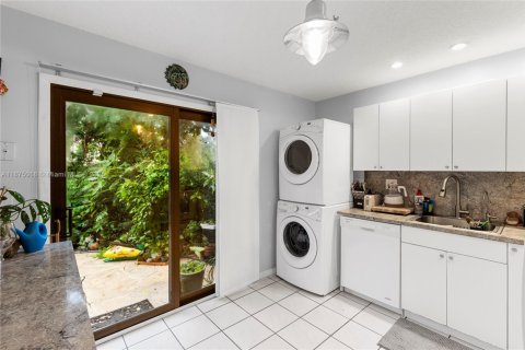 House in Sunrise, Florida 3 bedrooms, 140.1 sq.m. № 1923895 - photo 9