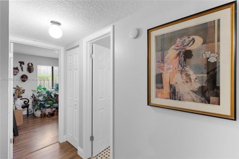 House in Sunrise, Florida 3 bedrooms, 140.1 sq.m. № 1923895 - photo 12