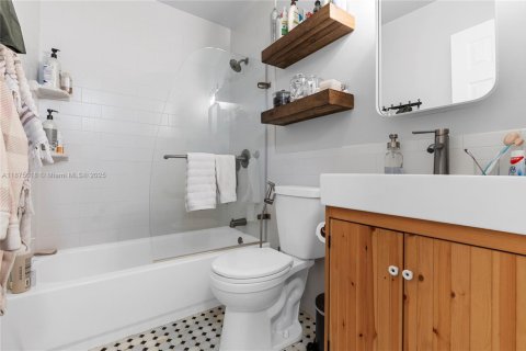 House in Sunrise, Florida 3 bedrooms, 140.1 sq.m. № 1923895 - photo 15