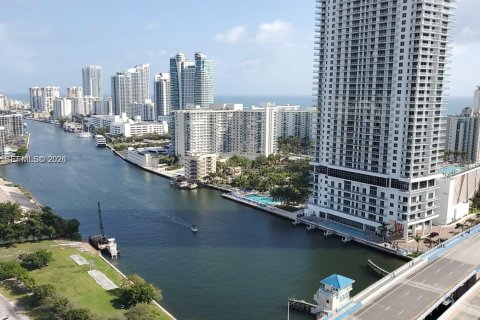 Купить кондоминиум в Халландейл-Бич, Флорида 2 спальни, 96.34м2, № 2001923 - фото 2