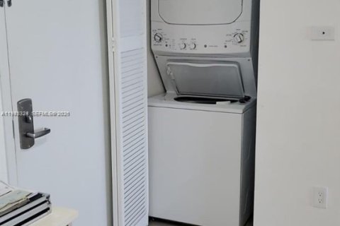 Купить кондоминиум в Халландейл-Бич, Флорида 2 спальни, 96.34м2, № 2001923 - фото 12