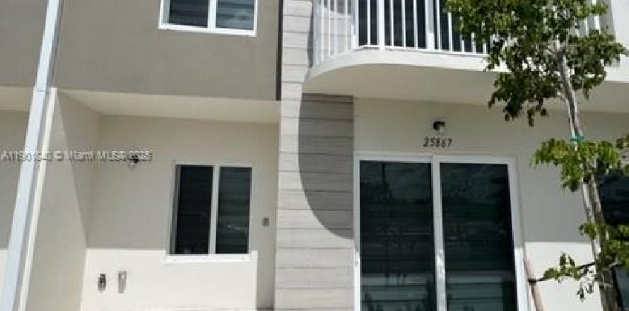Adosado en Homestead, Florida 4 dormitorios, 129.88 m2 № 1953711