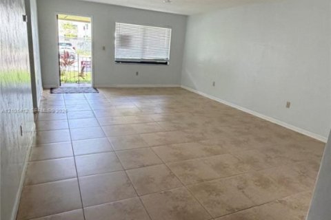 Casa en alquiler en Homestead, Florida, 8 dormitorios, 430.97 m2 № 2404155 - foto 3