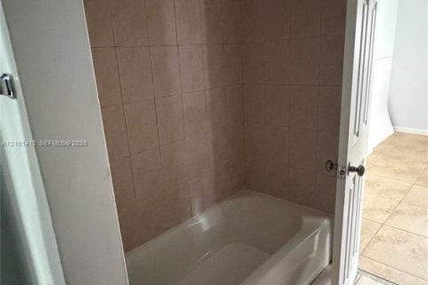 Casa en alquiler en Homestead, Florida, 8 dormitorios, 430.97 m2 № 2404155 - foto 11