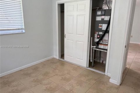 Casa en alquiler en Homestead, Florida, 8 dormitorios, 430.97 m2 № 2404155 - foto 8