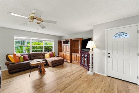 Condo in New Port Richey, Florida, 2 bedrooms  № 2383335 - photo 2