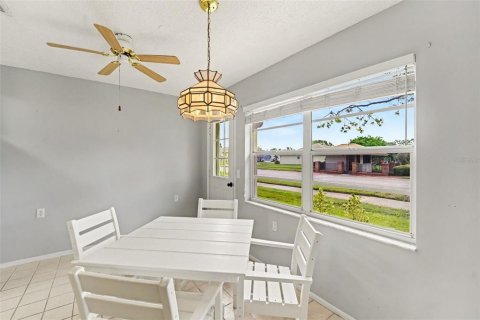 Condo in New Port Richey, Florida, 2 bedrooms  № 2383335 - photo 12