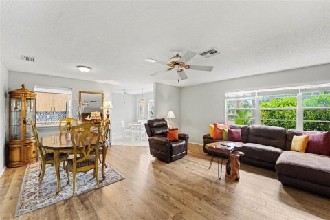 Condo in New Port Richey, Florida, 2 bedrooms  № 2383335 - photo 4