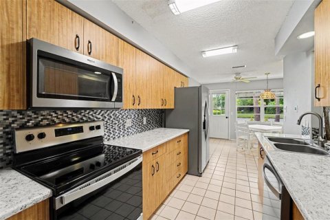 Condo in New Port Richey, Florida, 2 bedrooms  № 2383335 - photo 7