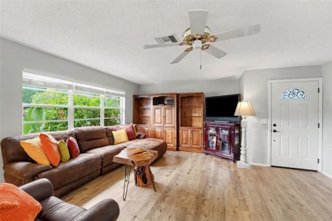 Condo in New Port Richey, Florida, 2 bedrooms  № 2383335 - photo 3