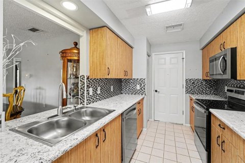 Condo in New Port Richey, Florida, 2 bedrooms  № 2383335 - photo 9