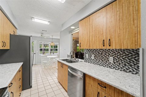 Condo in New Port Richey, Florida, 2 bedrooms  № 2383335 - photo 8