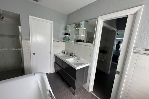 Casa en venta en Hollywood, Florida, 4 dormitorios, 250.84 m2 № 1859710 - foto 21