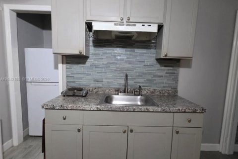 Villa ou maison à louer à Miami, Floride: 1 chambre, 233.18 m2 № 2184190 - photo 6
