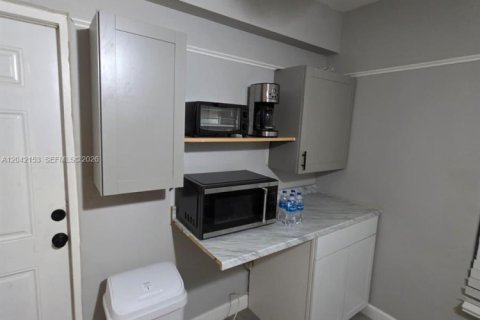 Villa ou maison à louer à Miami, Floride: 1 chambre, 233.18 m2 № 2184190 - photo 2