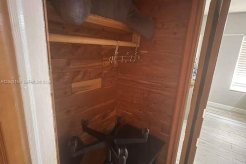 Villa ou maison à louer à Miami, Floride: 1 chambre, 233.18 m2 № 2184190 - photo 15