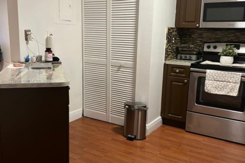 Condo in Hialeah, Florida, 2 bedrooms  № 1976668 - photo 6