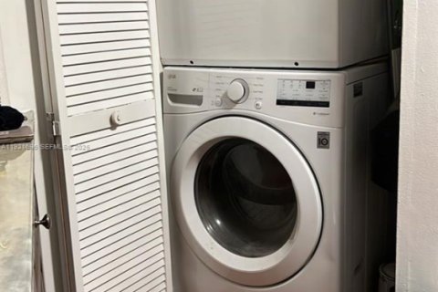 Condo in Hialeah, Florida, 2 bedrooms  № 1976668 - photo 13