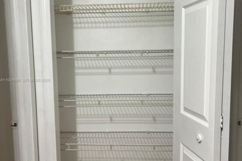 Condo in Hialeah, Florida, 2 bedrooms  № 1976668 - photo 9