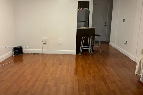 Condo in Hialeah, Florida, 2 bedrooms  № 1976668 - photo 5