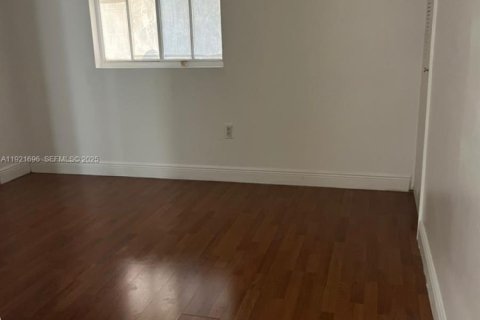 Condo in Hialeah, Florida, 2 bedrooms  № 1976668 - photo 19