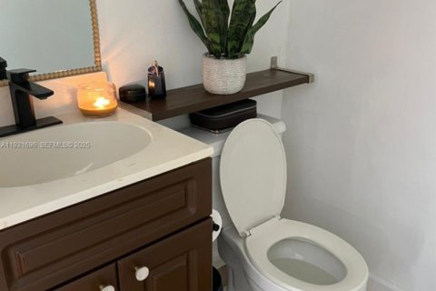 Condo in Hialeah, Florida, 2 bedrooms  № 1976668 - photo 12