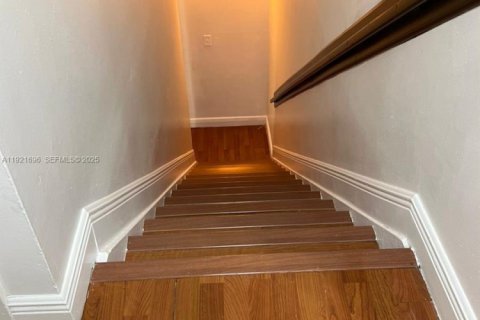 Condo in Hialeah, Florida, 2 bedrooms  № 1976668 - photo 15