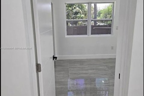 Adosado en alquiler en North Miami, Florida, 4 dormitorios № 2085589 - foto 3
